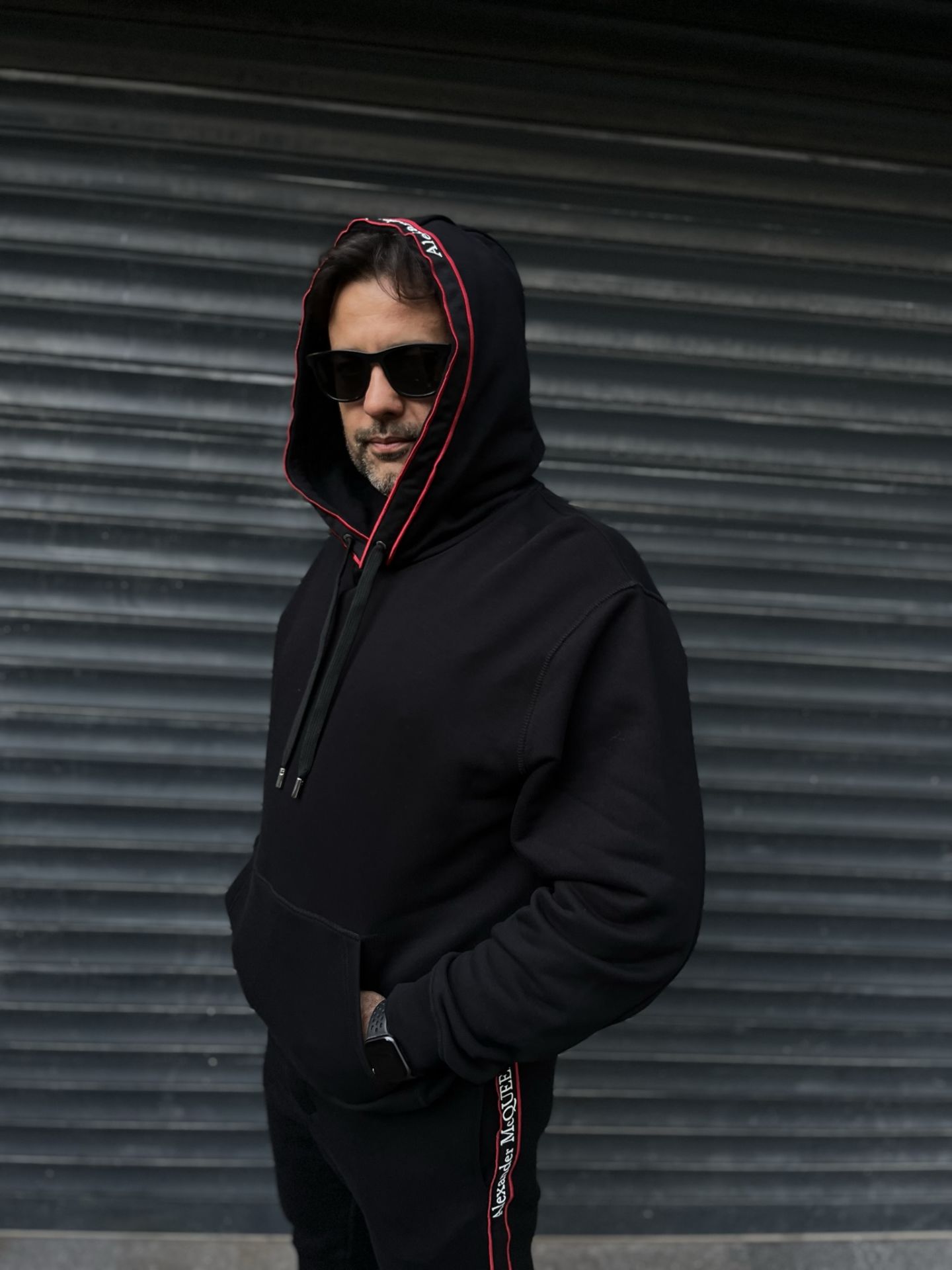 Kırmızı şeritli siyah hoodie