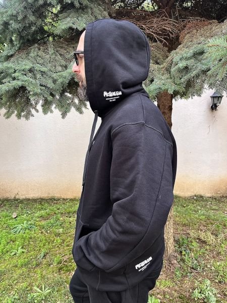 Fırça yazı basklı siyah hoodie