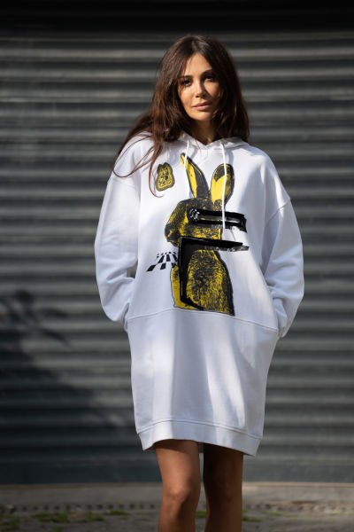 Tavşanlı beyaz hoodie elbise