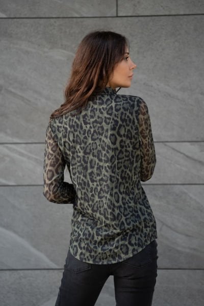 Leopar desenli yeşil gömlek